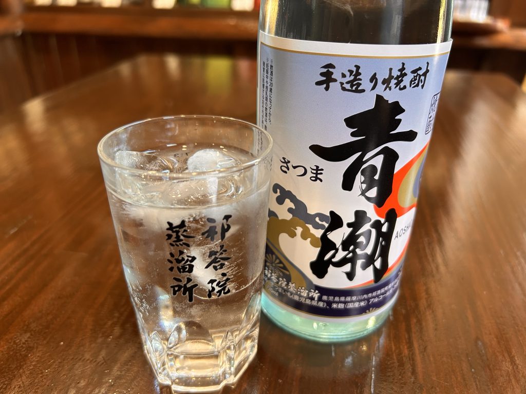 伝統ある製法で造る芋焼酎 。
どっしりとした風格のある味わい 。ロック割がおすすめ。
 青潮のふるさとは甑島