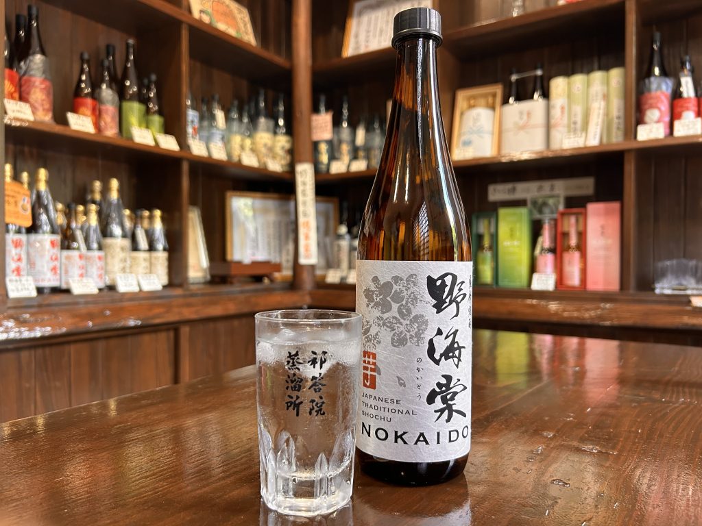 日本唯一の製法から造る「芋焼酎野海棠」。手造り麹、木桶仕込、木樽蒸留。ロックや水割りが美味しい。